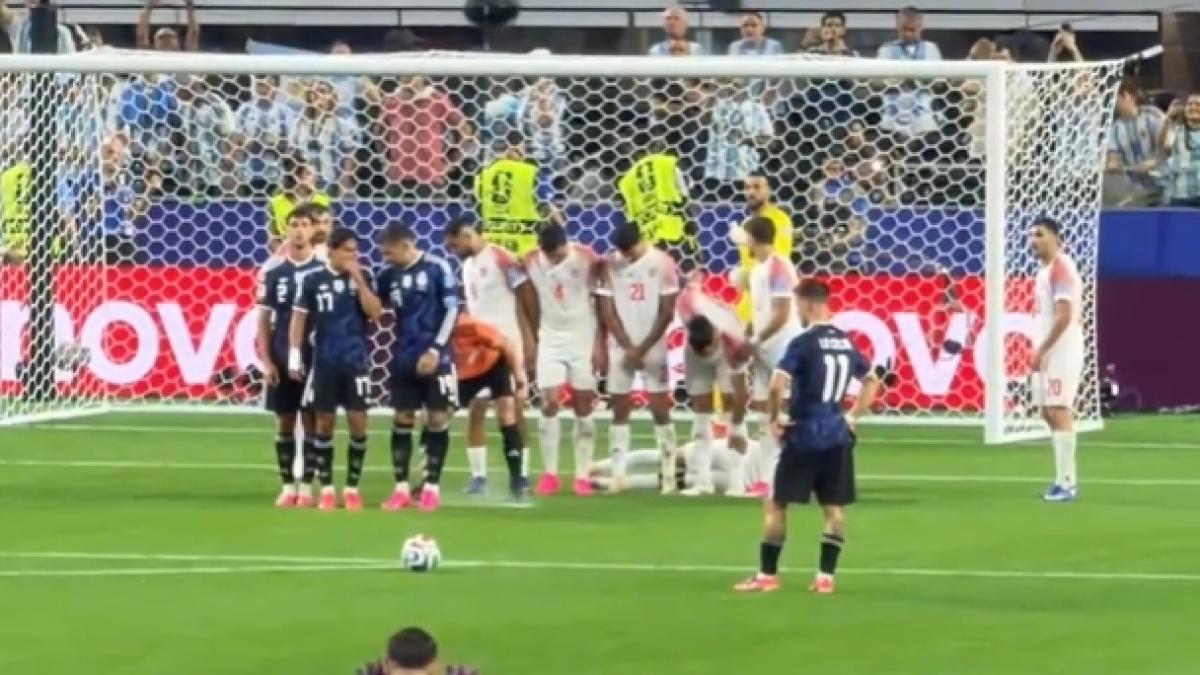 La técnica de Argentina para tapar al portero de Jordania y marcar de falta: el 'Dibu' organiza todo desde el otro campo