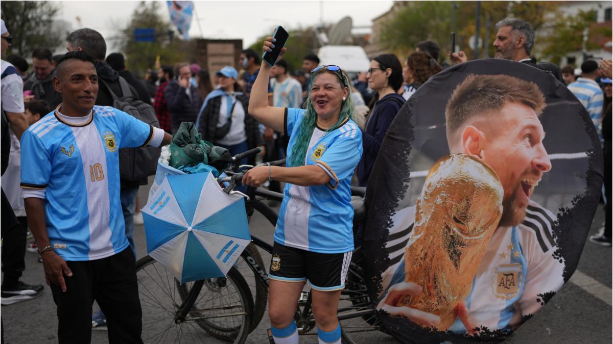Impresiuonan las imágenes: una marea humana acompaña a Messi hasta el estadio