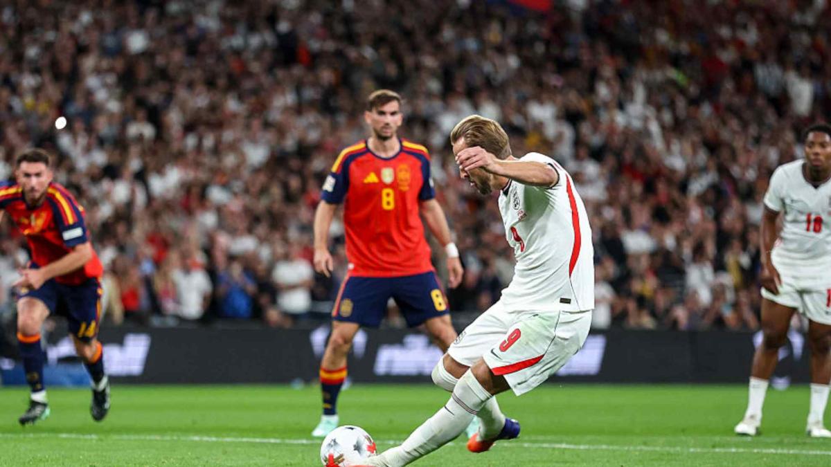 Doble toque de Kane en el penalti... y libre indirecto para España