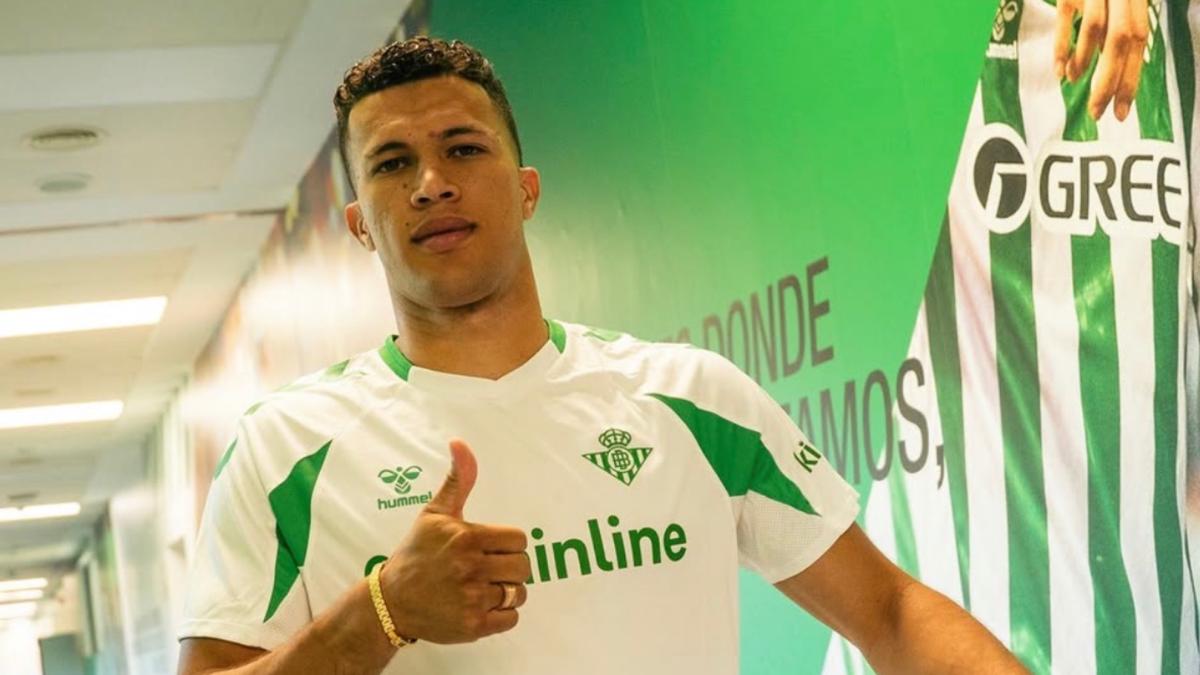 El Betis busca hueco en la medular para encajar las últimas piezas