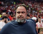 Marinakis, propietario de Nottingham Forest, demanda a Crystal Palace por pancarta de fans