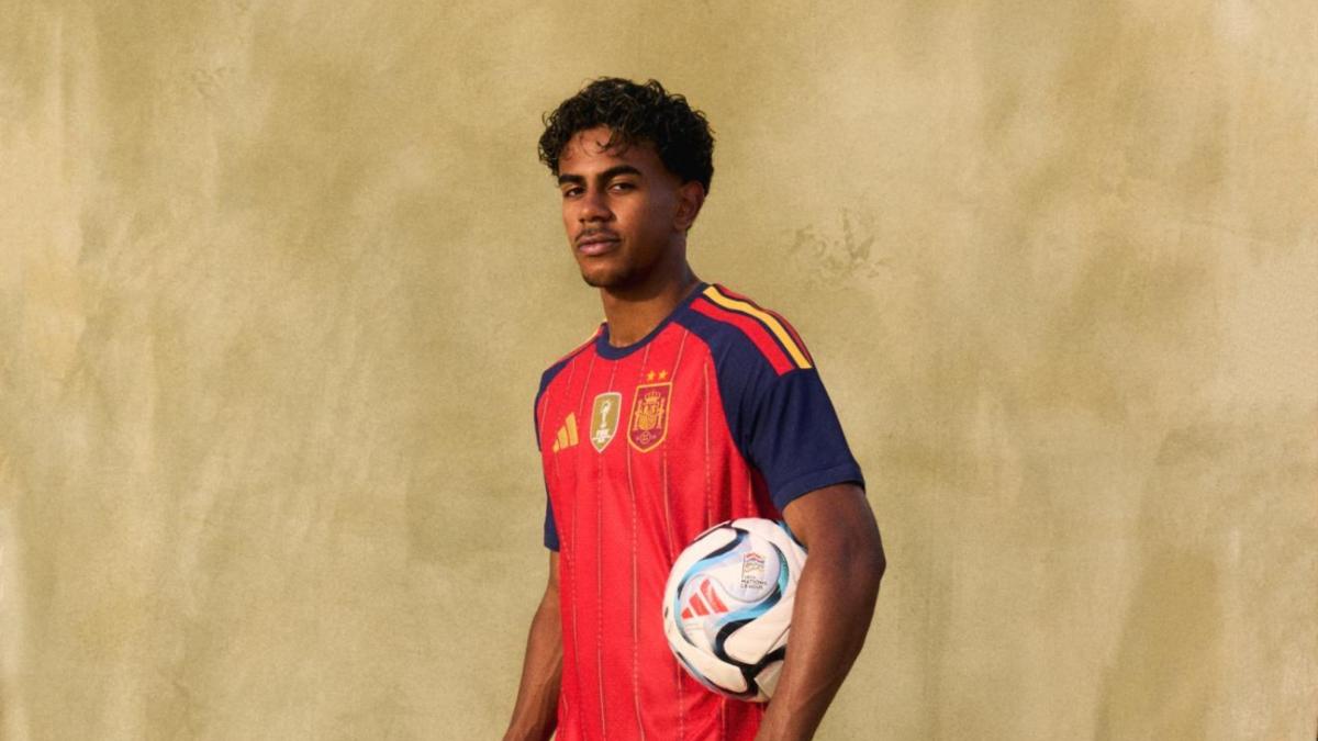 Así es la camiseta que España lucirá ante Inglaterra, con dos estrellas y un nuevo parche: por qué lo lleva y cuánto tiempo durará