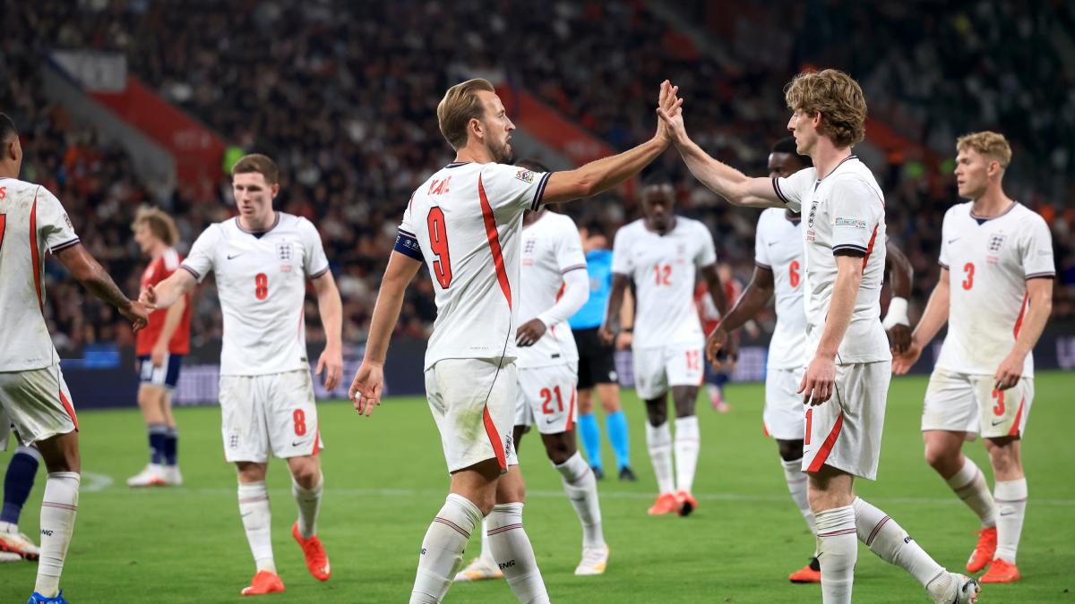Gordon y Kane iluminan a los 'Three Lions' en Praga