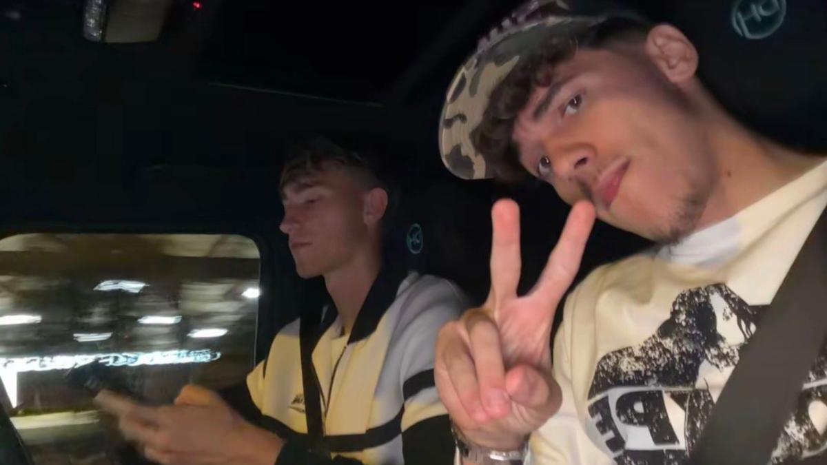 La foto de Huijsen y Pitarch que está dando que hablar: una mano en el volante y la otra en el móvil