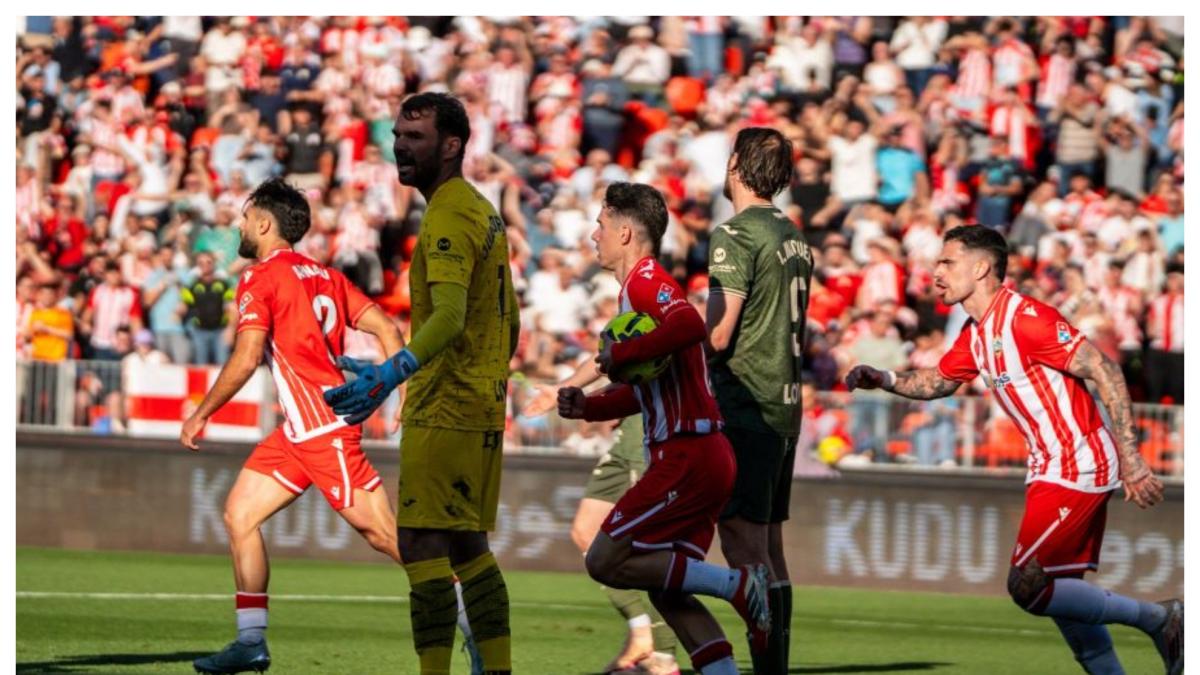 Nico rescata 'in extremis' a un Almería que se pone en ascenso directo