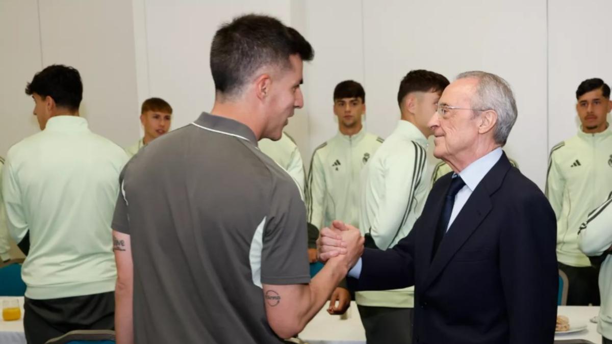 Florentino Pérez, con los juveniles antes de la final de la Youth