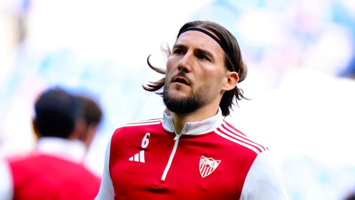 Gudelj: "Lo del aeropuerto fue un grupo de personas, pero en el estadio hay más y nos han apoyado siempre"