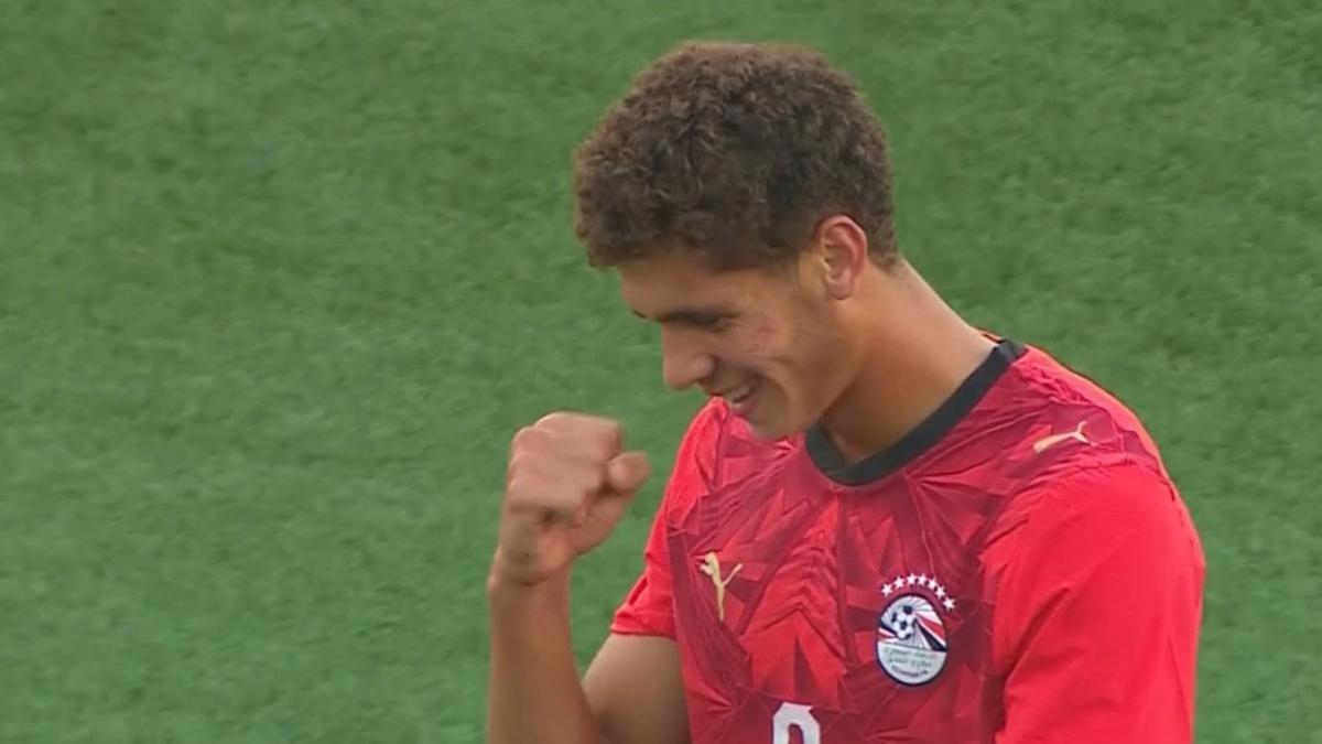Hamza Abdelkarim levanta la mano con Egipto