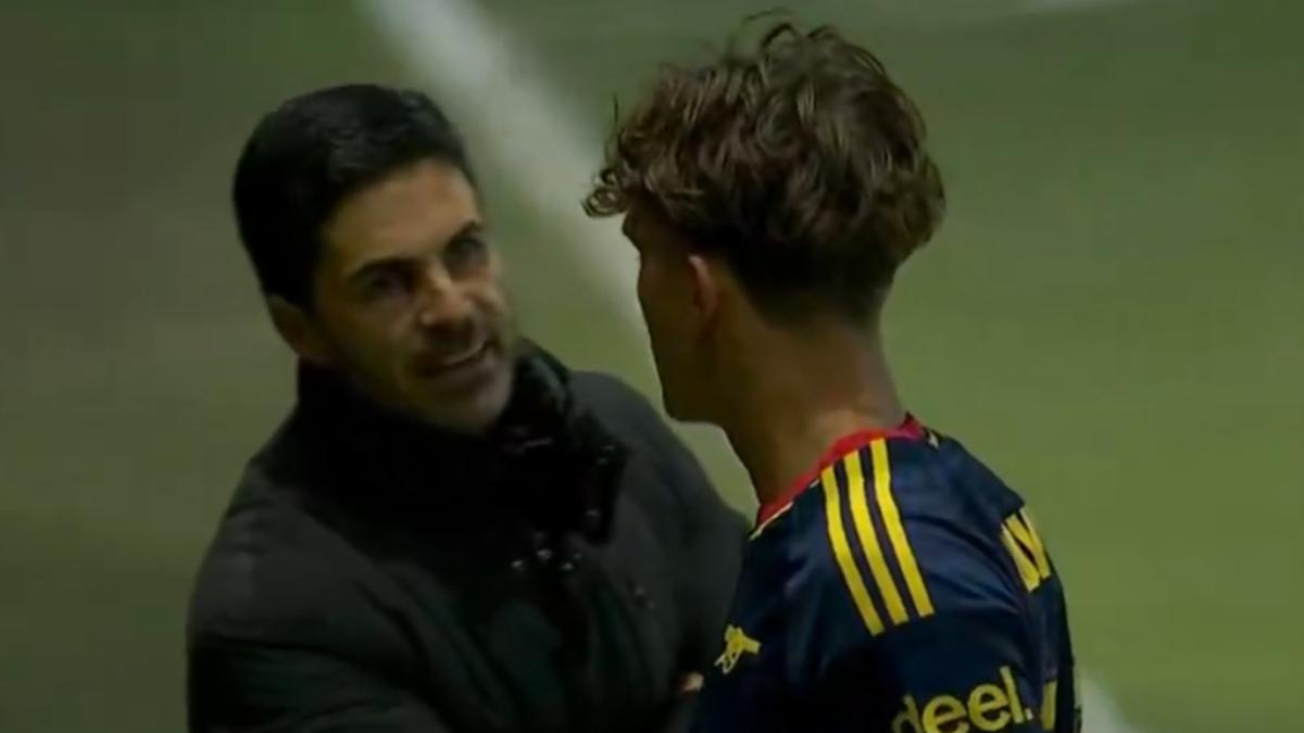 Arteta explica su reacción a la roja de Dowman en la debacle del Arsenal en Carabao Cup