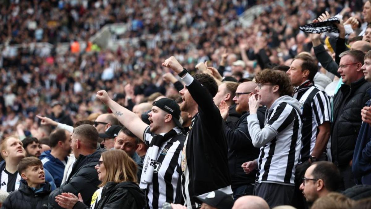 El primer ministro británico se plantea acabar con más de 40 años de prohibición de beber alcohol en el fútbol