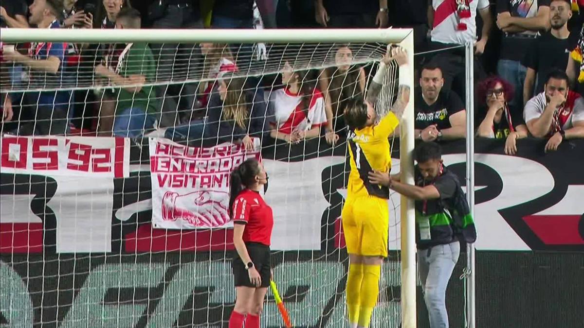 Manos a la obra: Cárdenas arregló un agujero en la portería de Vallecas con cinta americana y subido al balón