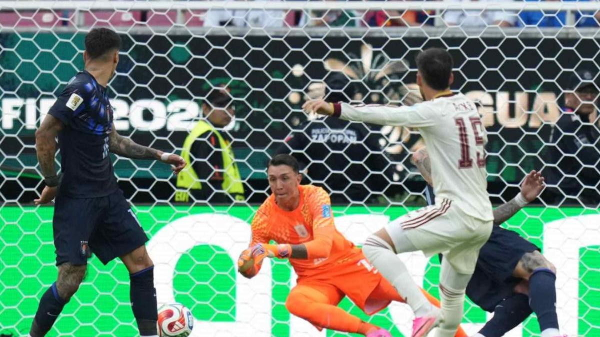 Baena se estrena en un Mundial con la ayuda de Muslera