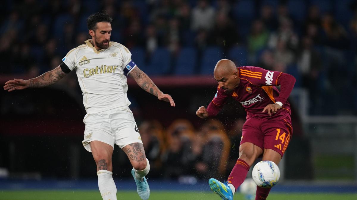 Una 'tripletta' de Malen endereza a la Roma para volver a meter presión sobre Juve y Como