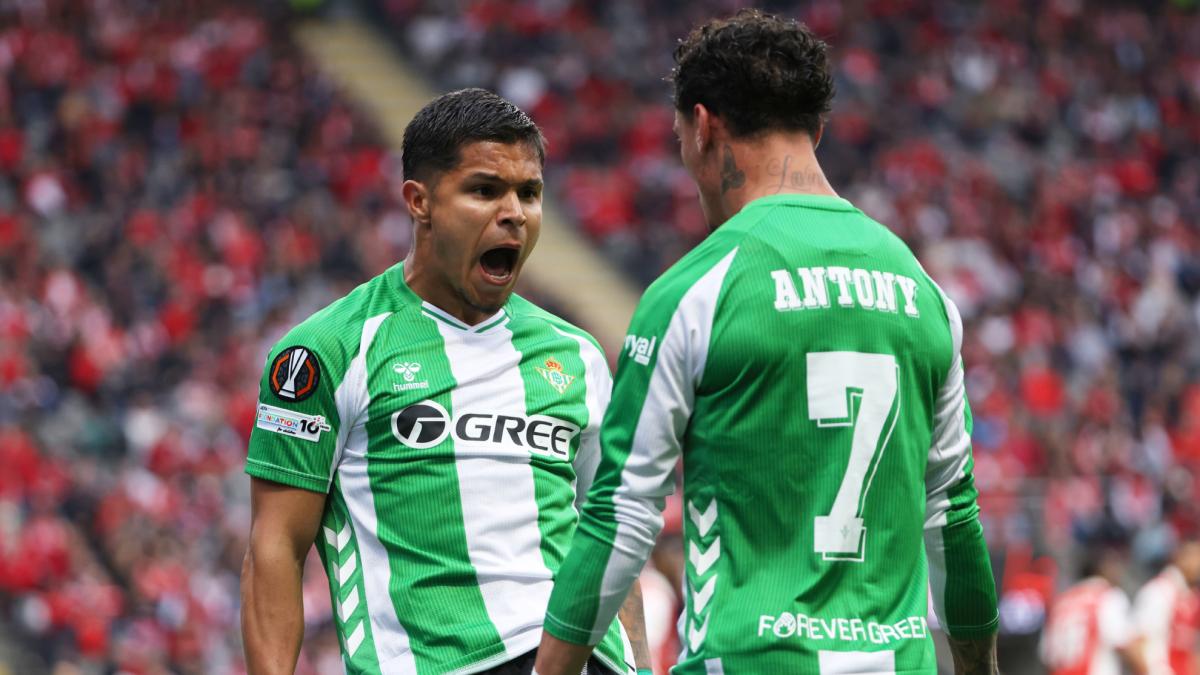 Cucho: "Tenemos algo muy bonito por delante y marque quien marque, que sea para el bien del equipo"