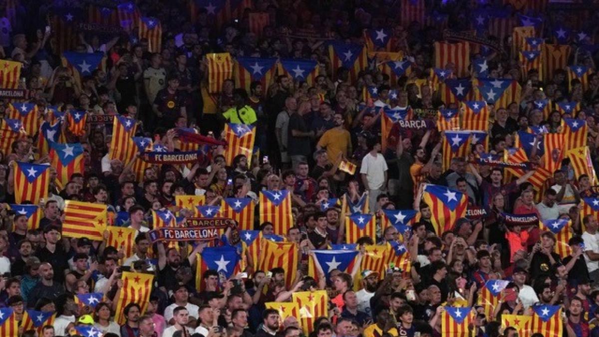 El Spotify Camp Nou se inunda de banderas esteladas