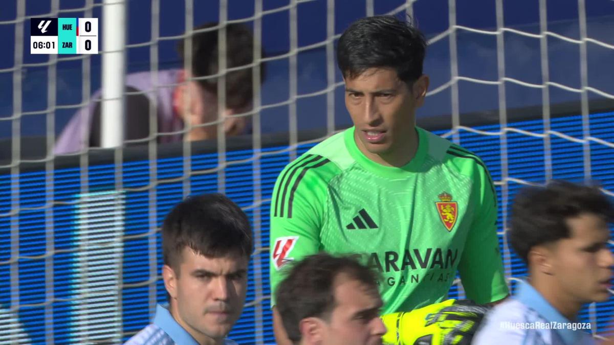 El Huesca se agarra a la vida en un derbi que acaba en un auténtico bochorno