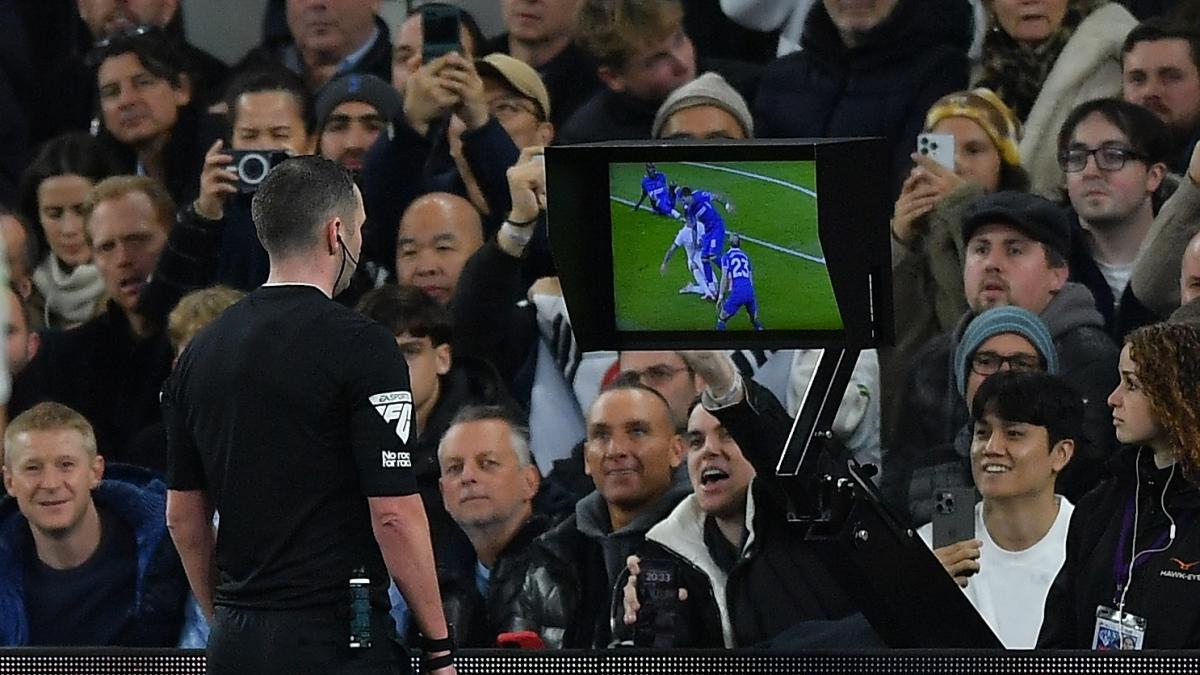 La UEFA pone 'orden' en el VAR: Nace 'Clear Line'