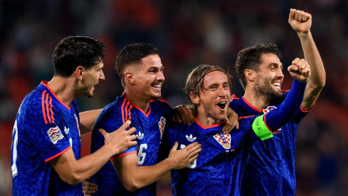 Un gran gol del eterno Modric amarga el debut de Santi Denia con República Checa