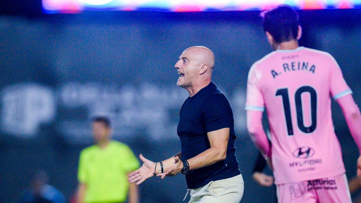 El Oviedo encuentra gol lejos del '9'
