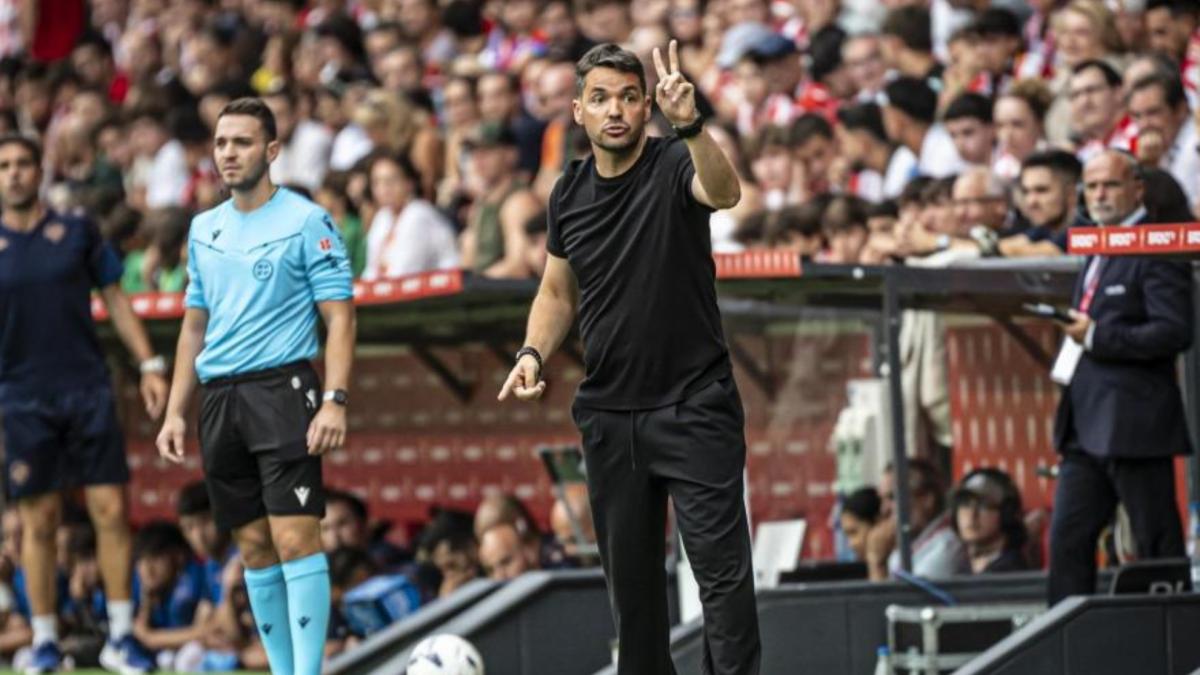 Larcamón elogia al derbi asturiano: “Es de los más pasionales de España”