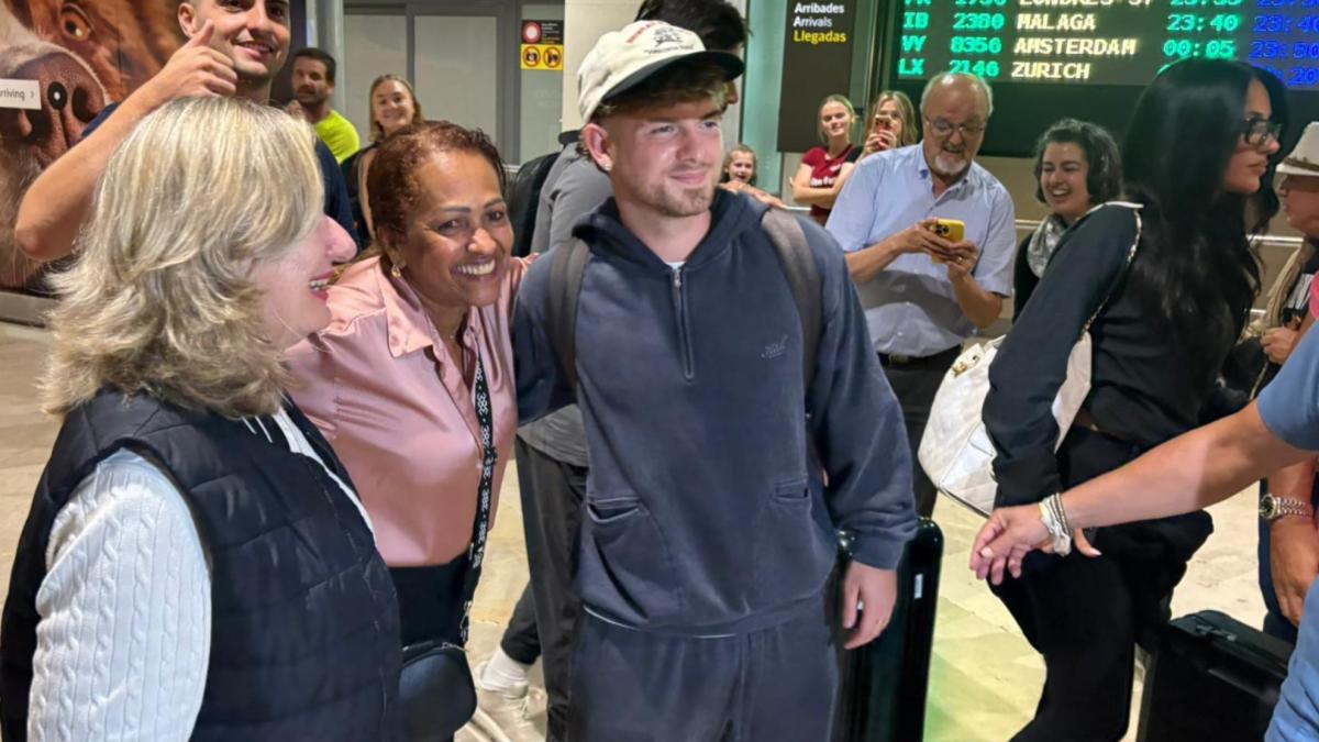 Harvey Elliott aterriza en Valencia: "Espero llevar a este gran club a competición europea"