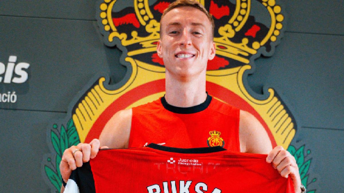 El Mallorca apuntala la delantera con el polaco Adam Buksa