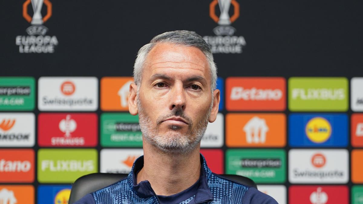 Carlos Vicens, técnico del Braga, en alerta ante la "contundencia" del ataque del Betis