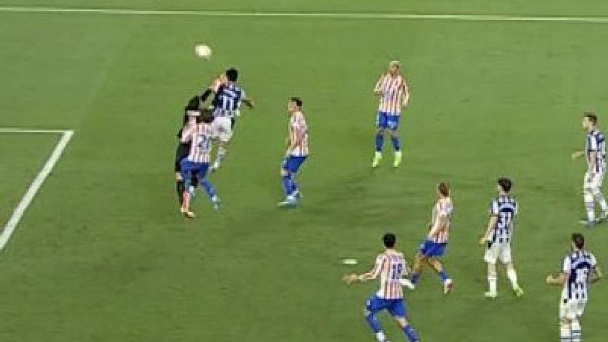 Burrull y el penalti a Guedes: "Es claro, Musso sale tarde y golpea en el rostro del portugués"