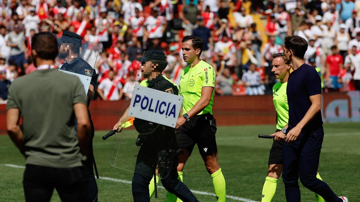 Truenos en Vallecas: el acta desvela el insulto de Isi, la policía identifica a Cobeño, lío en el palco, Fran Soto...