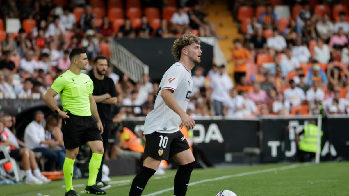 El Liverpool chequea la cesión de Elliott en Valencia