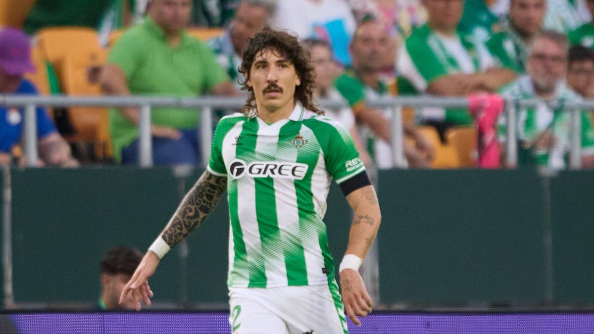 La renovación de Bellerín, una tarea 'inesperada' para Fajardo y el Betis