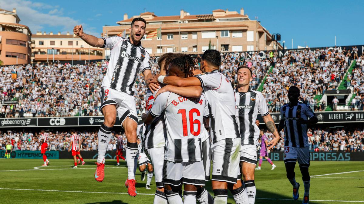 El césped de Castalia, un lastre para el Castellón en su estreno en casa