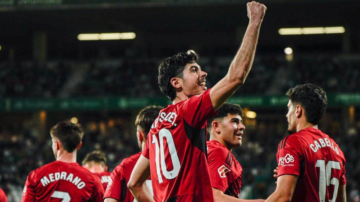 El Mirandés se agarra a Carlos Fernández: 14 goles para creer