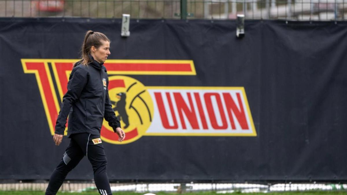 Marie-Louise Eta derriba un nuevo muro en Berlín 36 años después: "No es diferente entrenar a hombres y mujeres"