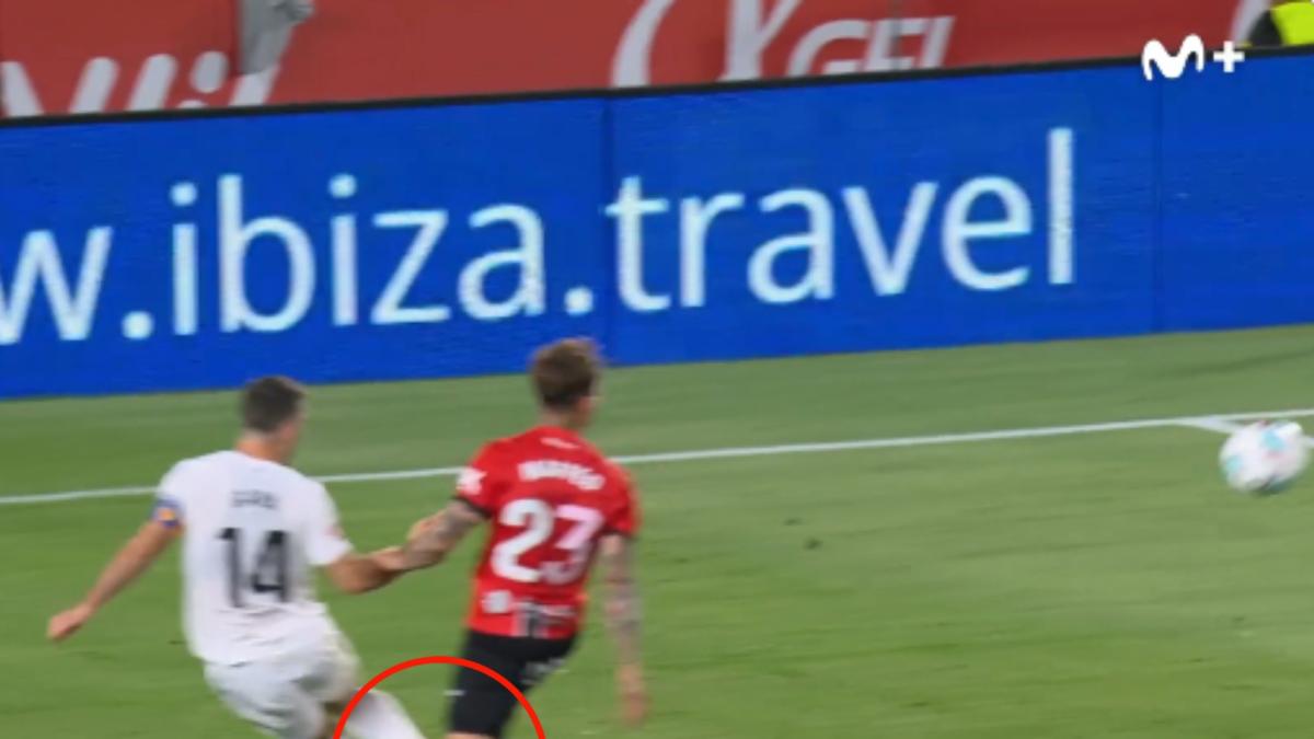 El Valencia eleva el tono y exige "respuestas" por el penalti no señalado a Gayà: “No es la primera vez que pasa”