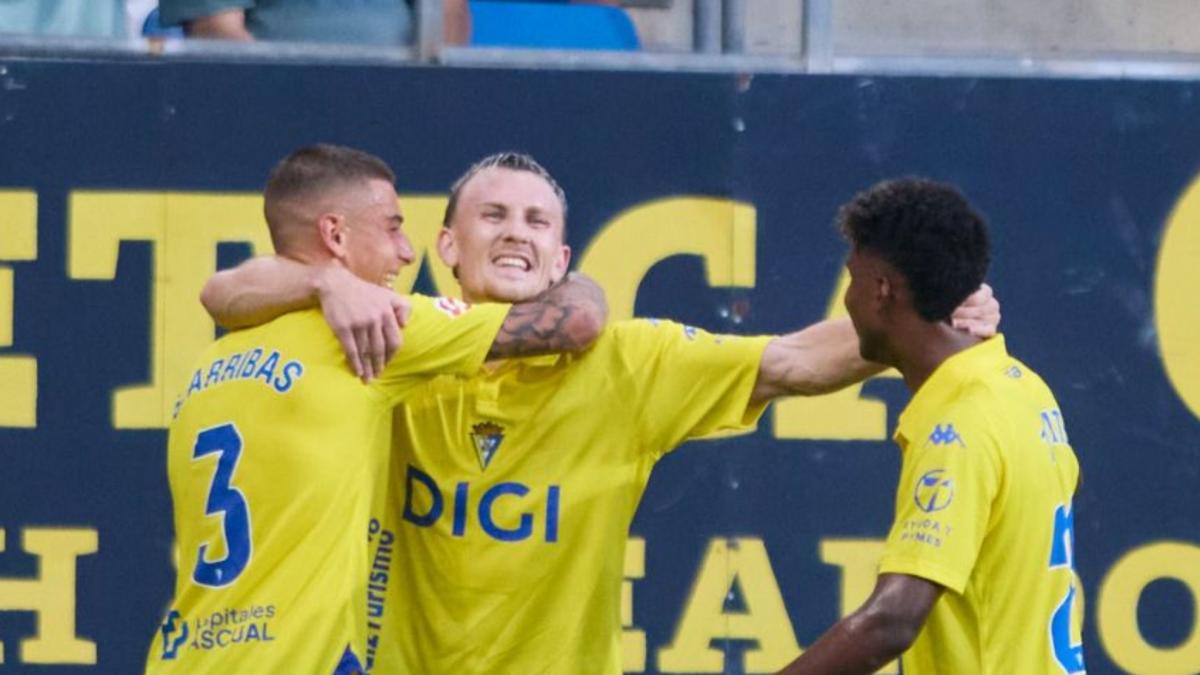 El Cádiz arrolla al Leganés y rescata a Celades de la presión