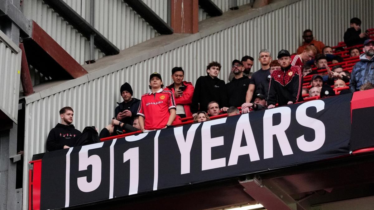 El Manchester United desentierra la pancarta negacionista más cruel contra el 'caso City': "51 años"