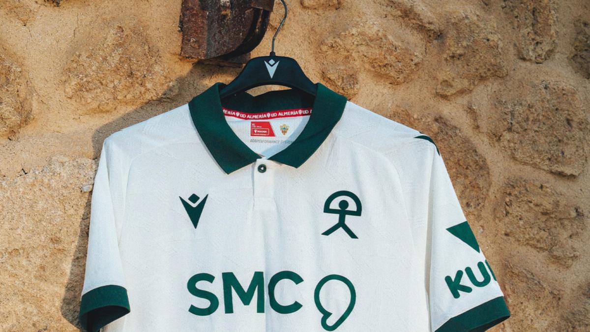 LaLiga impide al Almería jugar sin su escudo