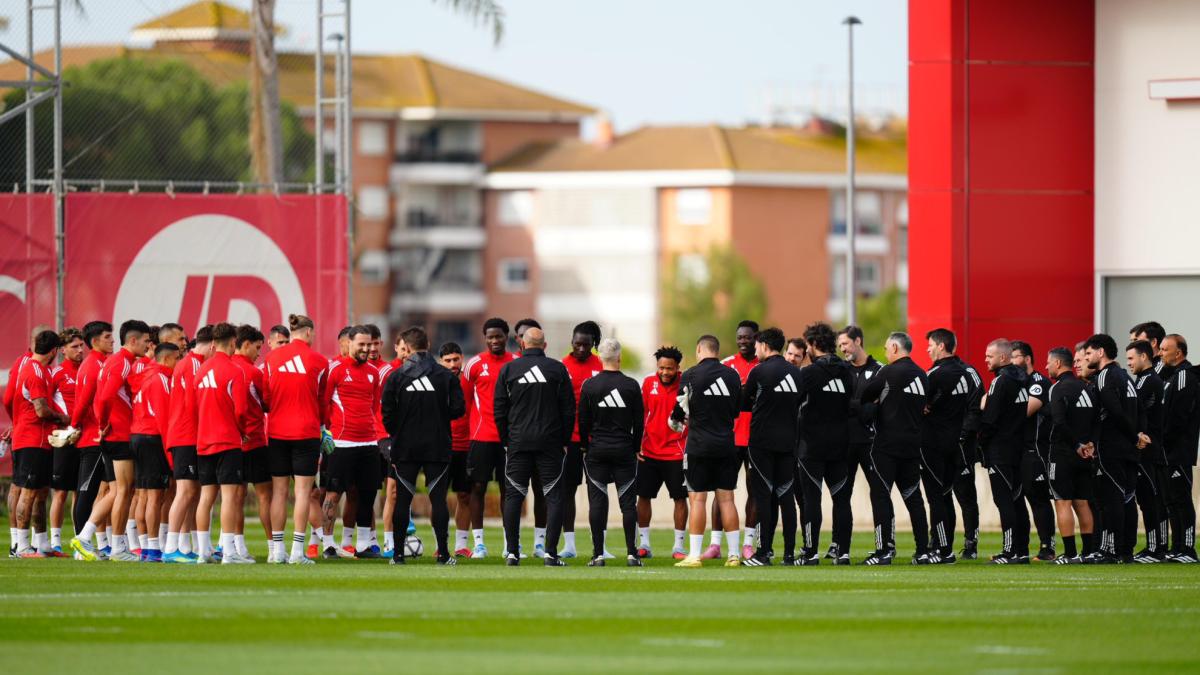 Azpilicueta, ausente en el césped tras la charla inicial de García Plaza