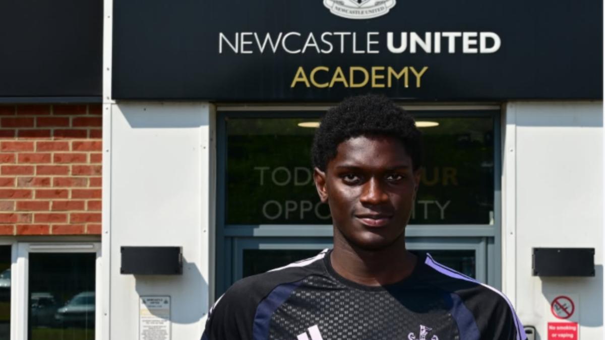 Afner Cá, de jugar en la 'calle' a la Premier: el delantero de 1,92 que viene, es del Newcastle y jugó en España