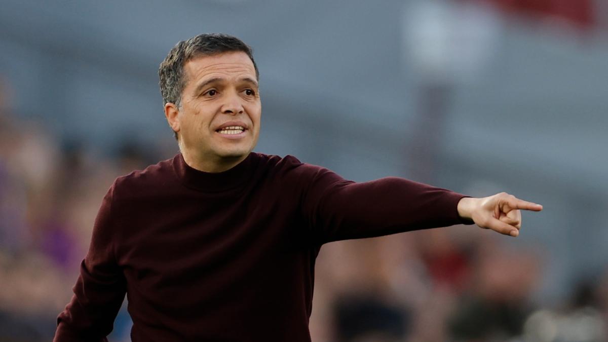 Luís Castro: "Quedan 24 puntos y tenemos que sacar los máximos posibles. No miro a los rivales"