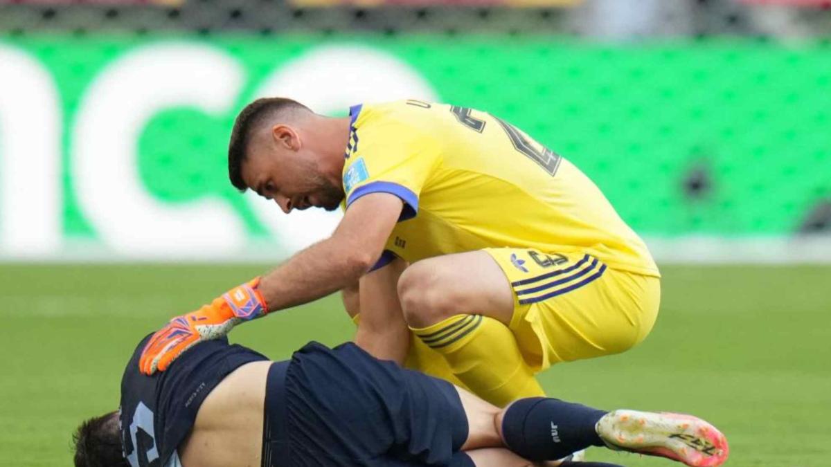 Fatídico minuto 42 para Uruguay: grave lesión de Ugarte y cantada de Muslera... ¡¡¡que le cuesta el cambio!!!