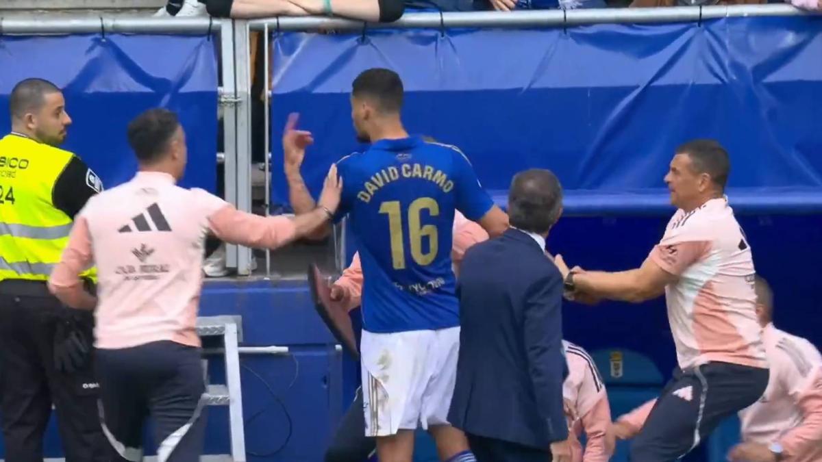 Alta tensión en Oviedo: David Carmo se encara con la grada en el cambio