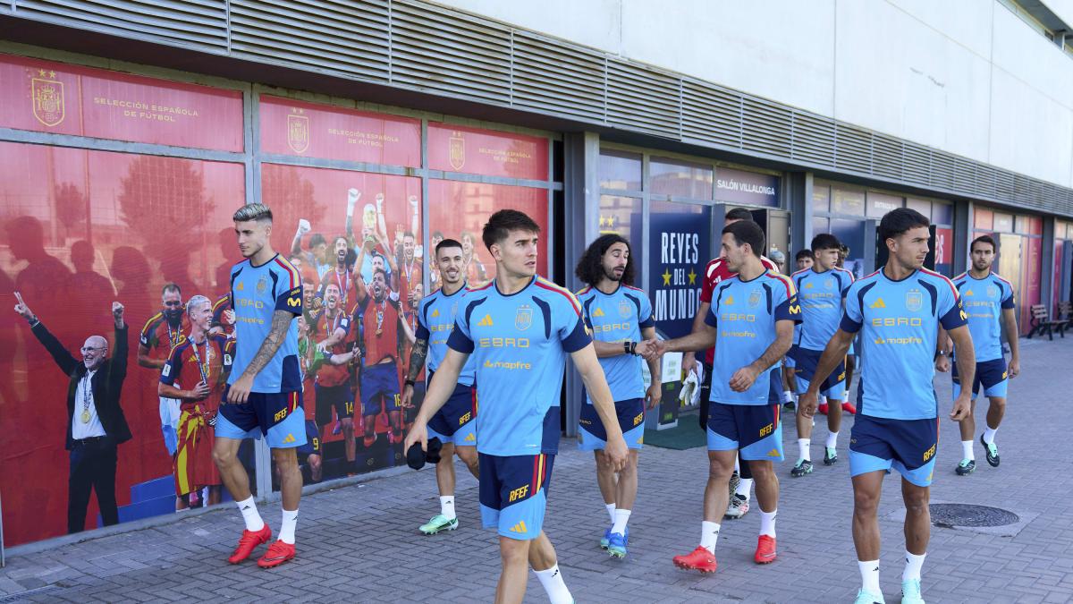 Visita sorpresa de los 'vampiros' a la concentración de la selección