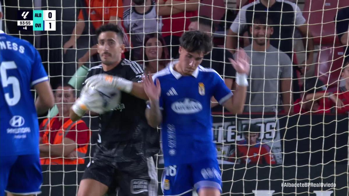 Pablo Sáenz ejecuta la ley del ex, el Oviedo se estrena y deja al Alba a cero
