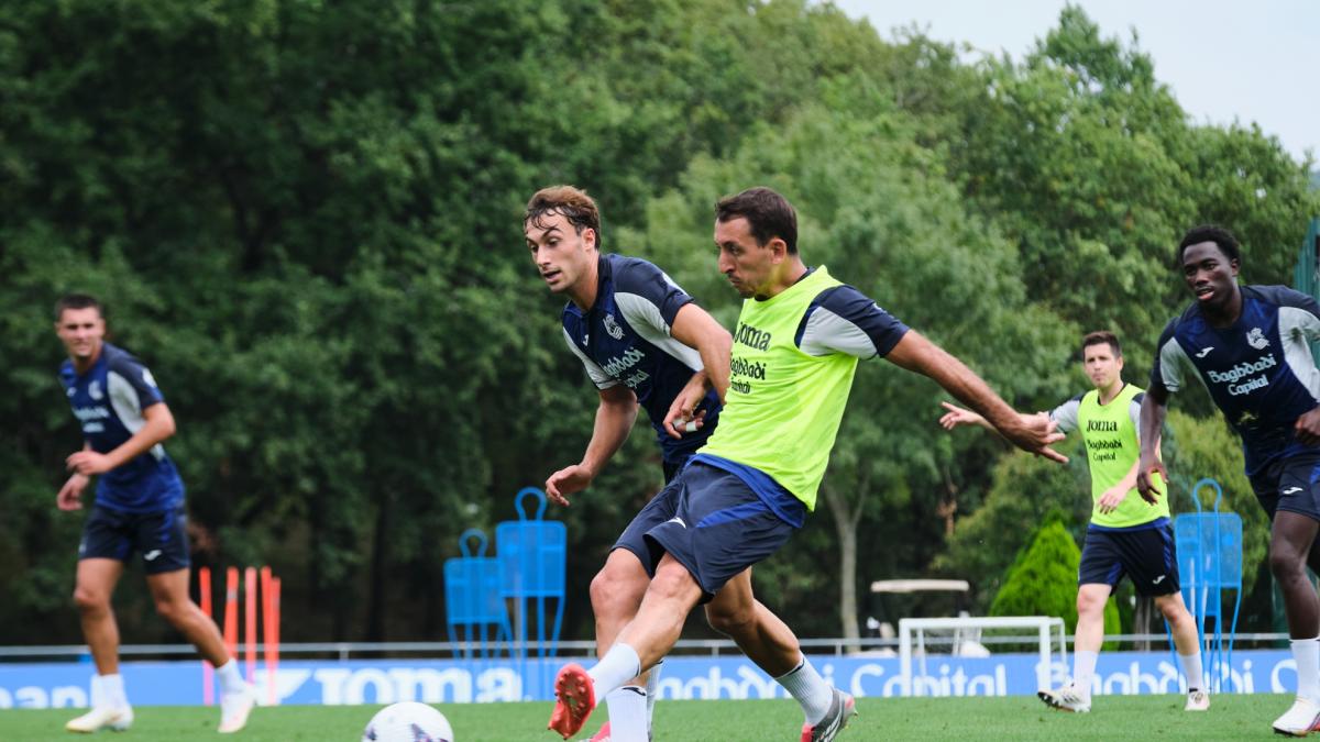Oyarzabal entra en una lista para visitar al Chelsea de Xabi Alonso sin Guedes, Gorrotxategi Pacheco y Javi López