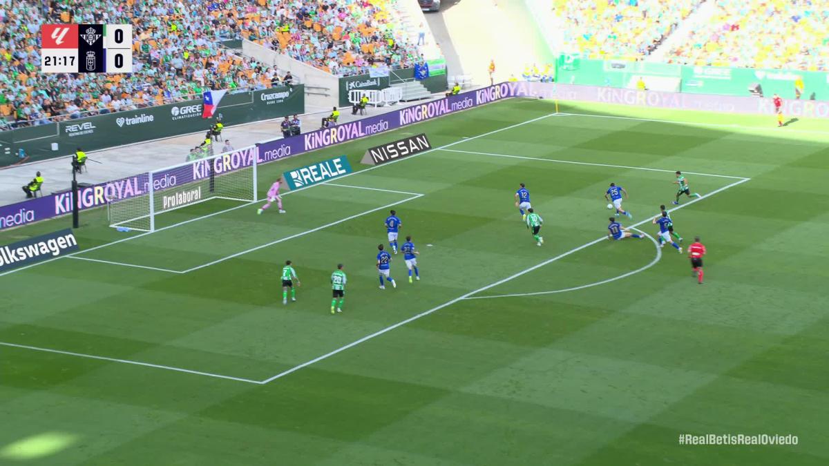 El Betis acaricia Europa y deja al Oviedo al borde del descenso