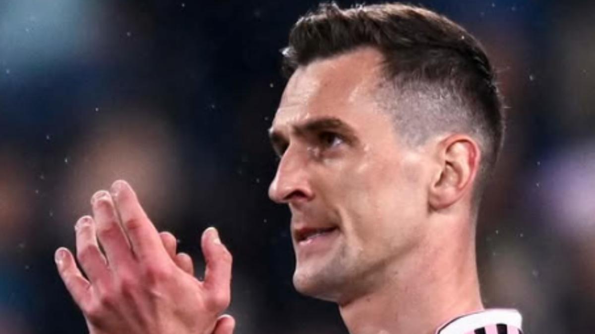 Milik reaparece año y medio después... y se vuelve a lesionar