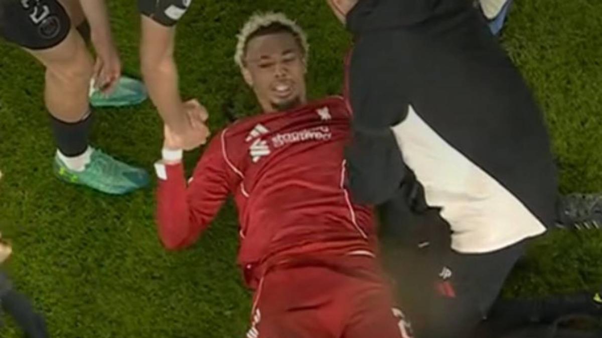 Posible lesión grave de Ekitiké, que sale en camilla en el minuto 28