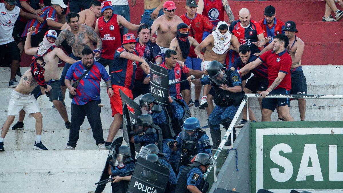 Al menos 56 heridos y 63 detenidos tras disturbios en el superclásico del fútbol paraguayo